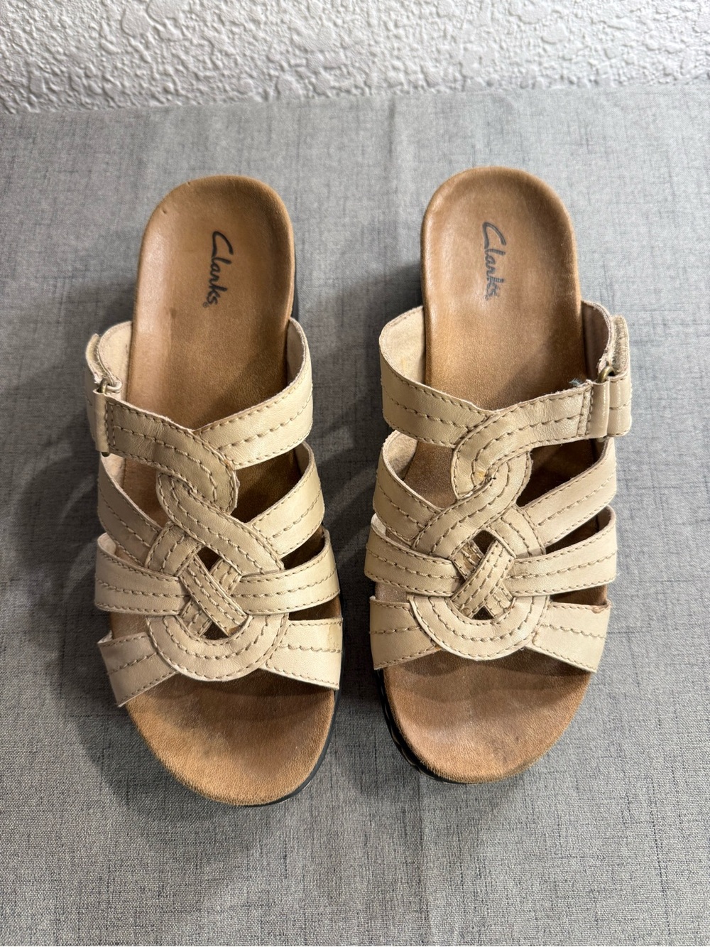 Clarks Leather Slide Sandals Womens 9.5 Wide Beige Woven Low Wedge Comfort
